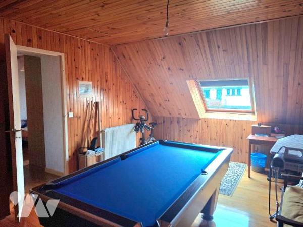 Une maison à usage d'habitation comprenant : au rez-de-chaussée : entrée avec rangements, cuisi...