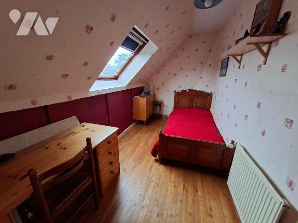 Une maison à usage d'habitation comprenant : au rez-de-chaussée : entrée avec rangements, cuisi...