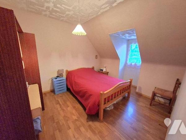 Une maison à usage d'habitation comprenant : au rez-de-chaussée : entrée avec rangements, cuisi...