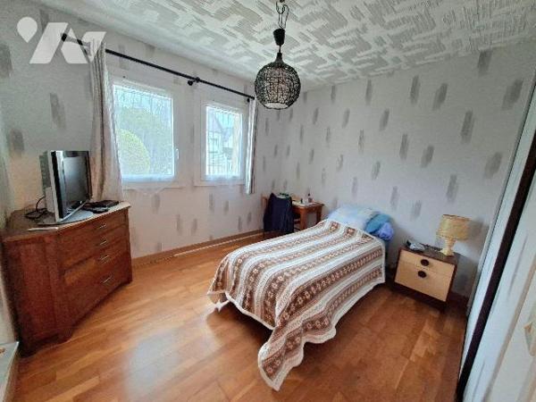 Une maison à usage d'habitation comprenant : au rez-de-chaussée : entrée avec rangements, cuisi...