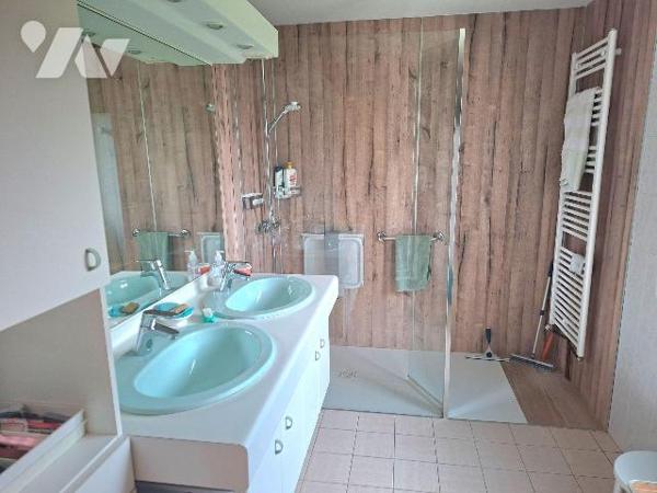 Une maison à usage d'habitation comprenant : au rez-de-chaussée : entrée avec rangements, cuisi...