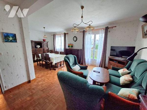 Une maison à usage d'habitation comprenant : au rez-de-chaussée : entrée avec rangements, cuisi...