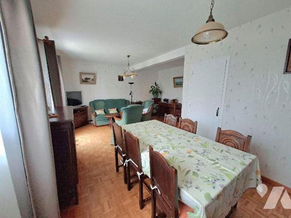 Une maison à usage d'habitation comprenant : au rez-de-chaussée : entrée avec rangements, cuisi...