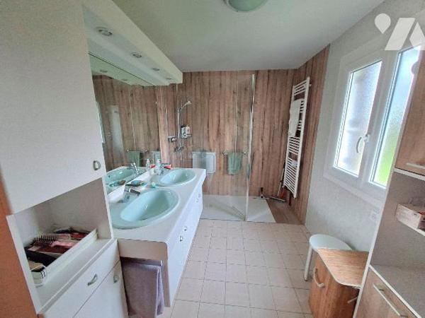 Une maison à usage d'habitation comprenant : au rez-de-chaussée : entrée avec rangements, cuisi...