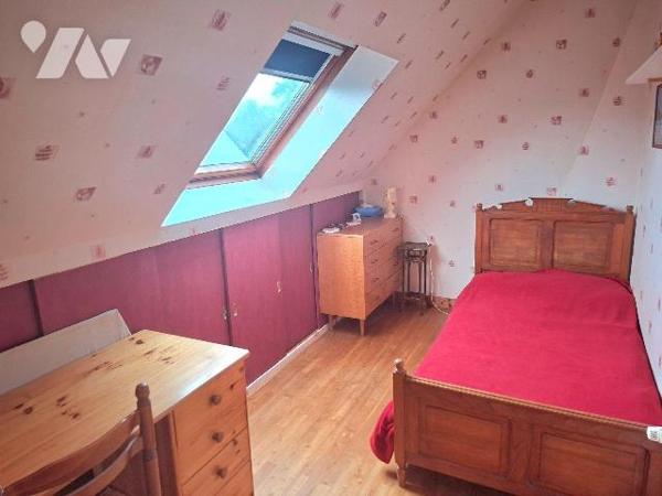 Une maison à usage d'habitation comprenant : au rez-de-chaussée : entrée avec rangements, cuisi...