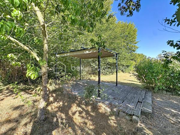 Situé au calme, en lisière de forêt et au bout d'une impasse, à moins de cinq minutes des commodités, venez découvrir ce pavillon de 2009 édifié sur vide sanitaire comprenant au rez-de-chaussée : une entrée avec rangements donnant sur séjour-salon avec poêle à bois, cuisine ouverte équipée-aménagée, petit couloir desservant toilettes indépendant et bureau pouvant servir de chambre bébé. 
À l'étage petit palier desservant trois chambres lumineuses et une salle de douche avec wc.
Cellier-buanderie et garage acollé.
Partie jardin plantée et arborée avec nombreux arbres fruitiers, terrasse bois avec tonnelle, chalet bois à usage d'abri et rangement et terrain de pétanque, au fond partie herbage.
Portail motorisé, Carport, menuiserie PVC double vitrage, purificateur d'eau, fibre, VMC neuve.