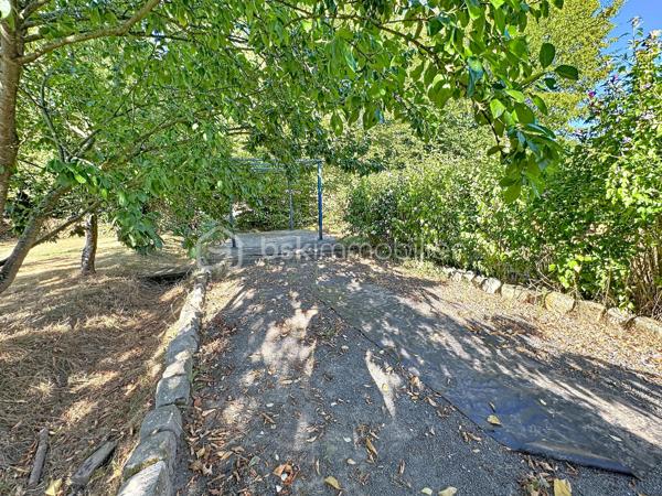 Situé au calme, en lisière de forêt et au bout d'une impasse, à moins de cinq minutes des commodités, venez découvrir ce pavillon de 2009 édifié sur vide sanitaire comprenant au rez-de-chaussée : une entrée avec rangements donnant sur séjour-salon avec poêle à bois, cuisine ouverte équipée-aménagée, petit couloir desservant toilettes indépendant et bureau pouvant servir de chambre bébé. 
À l'étage petit palier desservant trois chambres lumineuses et une salle de douche avec wc.
Cellier-buanderie et garage acollé.
Partie jardin plantée et arborée avec nombreux arbres fruitiers, terrasse bois avec tonnelle, chalet bois à usage d'abri et rangement et terrain de pétanque, au fond partie herbage.
Portail motorisé, Carport, menuiserie PVC double vitrage, purificateur d'eau, fibre, VMC neuve.