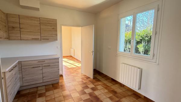 NOAILLES A 10 MINUTES, Maison 5 pièces , séjour/salon, 3 chambres, s/sol total, grenier, jardin