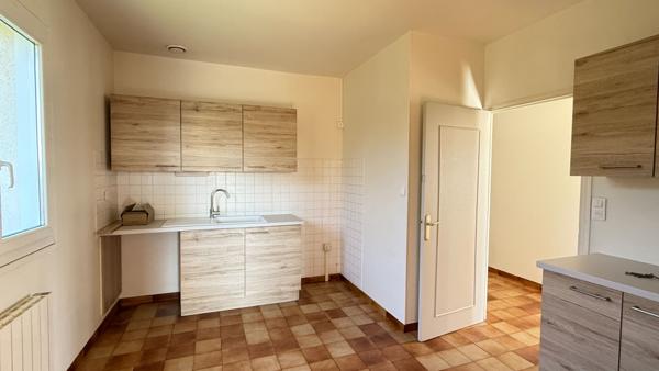 NOAILLES A 10 MINUTES, Maison 5 pièces , séjour/salon, 3 chambres, s/sol total, grenier, jardin