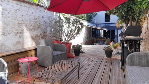 MAISON DE VILLE 3 CHAMBRES GARAGE PISCINE + LOGEMENT 2 CHAMBRES EN CENTRE VILLE !