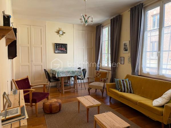 Emmanuel Cauchois BSK immobilier vous présente en exclusivité, cette maison de ville en brique à quelques mètres des commerces et du centre ville de Vimoutiers. 
Vimoutiers commune en développement avec l'arrivée de nouveau commerces ( magasin de vêtement tout age, une fromagerie, un magasin pour bébé en plus de ceux existant.

La maison se compose au rez de chaussée un palier, une salle d'eau ( douche et toilette séparé ) un chambre, un garage accessible de la chambre ou de la rue. 
A l'étage, un palier, une salle/ salon, un cuisine, une salle de bain avec wc, un chambre
Un grenier avec possibilité de l'aménager.

Les photos commencent par l'étage le grenier ou vous avez des photos de la charpente et pour finir le rez-de- chaussée.

Point fort: l'emplacement, le prix.