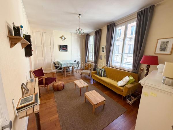 Emmanuel Cauchois BSK immobilier vous présente en exclusivité, cette maison de ville en brique à quelques mètres des commerces et du centre ville de Vimoutiers. 
Vimoutiers commune en développement avec l'arrivée de nouveau commerces ( magasin de vêtement tout age, une fromagerie, un magasin pour bébé en plus de ceux existant.

La maison se compose au rez de chaussée un palier, une salle d'eau ( douche et toilette séparé ) un chambre, un garage accessible de la chambre ou de la rue. 
A l'étage, un palier, une salle/ salon, un cuisine, une salle de bain avec wc, un chambre
Un grenier avec possibilité de l'aménager.

Les photos commencent par l'étage le grenier ou vous avez des photos de la charpente et pour finir le rez-de- chaussée.

Point fort: l'emplacement, le prix.