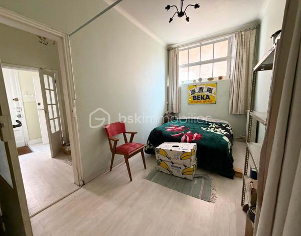 Emmanuel Cauchois BSK immobilier vous présente en exclusivité, cette maison de ville en brique à quelques mètres des commerces et du centre ville de Vimoutiers. 
Vimoutiers commune en développement avec l'arrivée de nouveau commerces ( magasin de vêtement tout age, une fromagerie, un magasin pour bébé en plus de ceux existant.

La maison se compose au rez de chaussée un palier, une salle d'eau ( douche et toilette séparé ) un chambre, un garage accessible de la chambre ou de la rue. 
A l'étage, un palier, une salle/ salon, un cuisine, une salle de bain avec wc, un chambre
Un grenier avec possibilité de l'aménager.

Les photos commencent par l'étage le grenier ou vous avez des photos de la charpente et pour finir le rez-de- chaussée.

Point fort: l'emplacement, le prix.