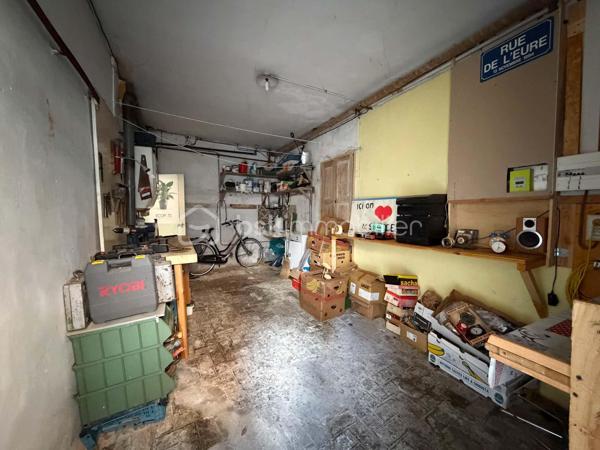 Emmanuel Cauchois BSK immobilier vous présente en exclusivité, cette maison de ville en brique à quelques mètres des commerces et du centre ville de Vimoutiers. 
Vimoutiers commune en développement avec l'arrivée de nouveau commerces ( magasin de vêtement tout age, une fromagerie, un magasin pour bébé en plus de ceux existant.

La maison se compose au rez de chaussée un palier, une salle d'eau ( douche et toilette séparé ) un chambre, un garage accessible de la chambre ou de la rue. 
A l'étage, un palier, une salle/ salon, un cuisine, une salle de bain avec wc, un chambre
Un grenier avec possibilité de l'aménager.

Les photos commencent par l'étage le grenier ou vous avez des photos de la charpente et pour finir le rez-de- chaussée.

Point fort: l'emplacement, le prix.