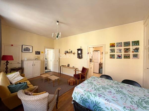 Emmanuel Cauchois BSK immobilier vous présente en exclusivité, cette maison de ville en brique à quelques mètres des commerces et du centre ville de Vimoutiers. 
Vimoutiers commune en développement avec l'arrivée de nouveau commerces ( magasin de vêtement tout age, une fromagerie, un magasin pour bébé en plus de ceux existant.

La maison se compose au rez de chaussée un palier, une salle d'eau ( douche et toilette séparé ) un chambre, un garage accessible de la chambre ou de la rue. 
A l'étage, un palier, une salle/ salon, un cuisine, une salle de bain avec wc, un chambre
Un grenier avec possibilité de l'aménager.

Les photos commencent par l'étage le grenier ou vous avez des photos de la charpente et pour finir le rez-de- chaussée.

Point fort: l'emplacement, le prix.