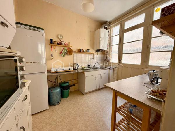 Emmanuel Cauchois BSK immobilier vous présente en exclusivité, cette maison de ville en brique à quelques mètres des commerces et du centre ville de Vimoutiers. 
Vimoutiers commune en développement avec l'arrivée de nouveau commerces ( magasin de vêtement tout age, une fromagerie, un magasin pour bébé en plus de ceux existant.

La maison se compose au rez de chaussée un palier, une salle d'eau ( douche et toilette séparé ) un chambre, un garage accessible de la chambre ou de la rue. 
A l'étage, un palier, une salle/ salon, un cuisine, une salle de bain avec wc, un chambre
Un grenier avec possibilité de l'aménager.

Les photos commencent par l'étage le grenier ou vous avez des photos de la charpente et pour finir le rez-de- chaussée.

Point fort: l'emplacement, le prix.