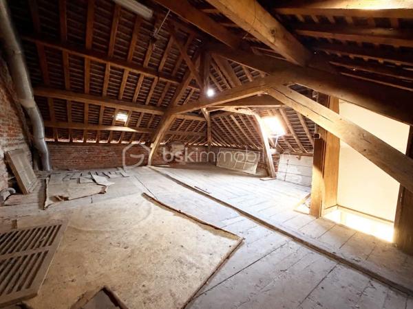 Emmanuel Cauchois BSK immobilier vous présente en exclusivité, cette maison de ville en brique à quelques mètres des commerces et du centre ville de Vimoutiers. 
Vimoutiers commune en développement avec l'arrivée de nouveau commerces ( magasin de vêtement tout age, une fromagerie, un magasin pour bébé en plus de ceux existant.

La maison se compose au rez de chaussée un palier, une salle d'eau ( douche et toilette séparé ) un chambre, un garage accessible de la chambre ou de la rue. 
A l'étage, un palier, une salle/ salon, un cuisine, une salle de bain avec wc, un chambre
Un grenier avec possibilité de l'aménager.

Les photos commencent par l'étage le grenier ou vous avez des photos de la charpente et pour finir le rez-de- chaussée.

Point fort: l'emplacement, le prix.