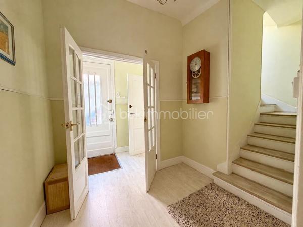 Emmanuel Cauchois BSK immobilier vous présente en exclusivité, cette maison de ville en brique à quelques mètres des commerces et du centre ville de Vimoutiers. 
Vimoutiers commune en développement avec l'arrivée de nouveau commerces ( magasin de vêtement tout age, une fromagerie, un magasin pour bébé en plus de ceux existant.

La maison se compose au rez de chaussée un palier, une salle d'eau ( douche et toilette séparé ) un chambre, un garage accessible de la chambre ou de la rue. 
A l'étage, un palier, une salle/ salon, un cuisine, une salle de bain avec wc, un chambre
Un grenier avec possibilité de l'aménager.

Les photos commencent par l'étage le grenier ou vous avez des photos de la charpente et pour finir le rez-de- chaussée.

Point fort: l'emplacement, le prix.