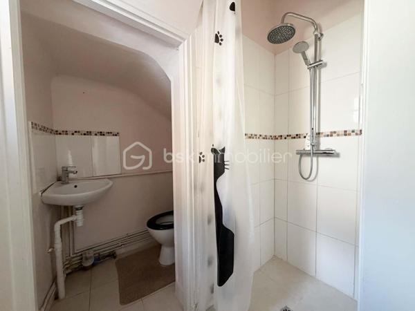 Emmanuel Cauchois BSK immobilier vous présente en exclusivité, cette maison de ville en brique à quelques mètres des commerces et du centre ville de Vimoutiers. 
Vimoutiers commune en développement avec l'arrivée de nouveau commerces ( magasin de vêtement tout age, une fromagerie, un magasin pour bébé en plus de ceux existant.

La maison se compose au rez de chaussée un palier, une salle d'eau ( douche et toilette séparé ) un chambre, un garage accessible de la chambre ou de la rue. 
A l'étage, un palier, une salle/ salon, un cuisine, une salle de bain avec wc, un chambre
Un grenier avec possibilité de l'aménager.

Les photos commencent par l'étage le grenier ou vous avez des photos de la charpente et pour finir le rez-de- chaussée.

Point fort: l'emplacement, le prix.