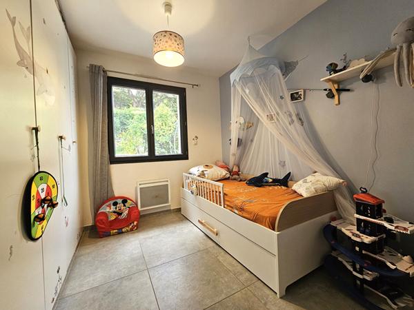 À VENDRE-La valette du var-Maison récente, quartier résidentiel, calme, piscine.