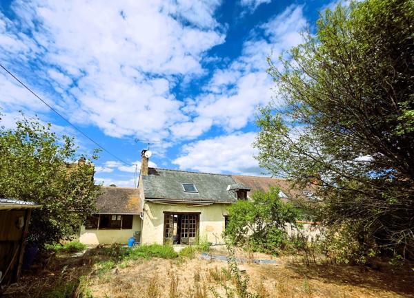 Dans un petit hmaeau : Maison de campagne avec dépendances, à rénover entièrement !