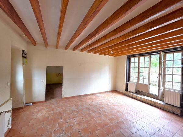 Dans un petit hmaeau : Maison de campagne avec dépendances, à rénover entièrement !