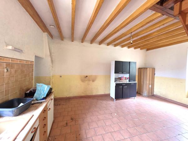 Dans un petit hmaeau : Maison de campagne avec dépendances, à rénover entièrement !