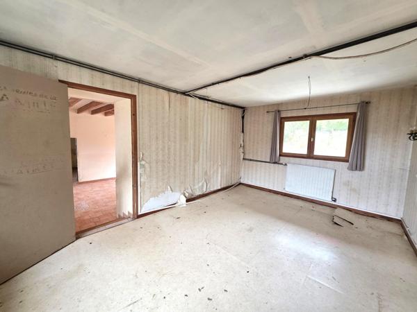 Dans un petit hmaeau : Maison de campagne avec dépendances, à rénover entièrement !