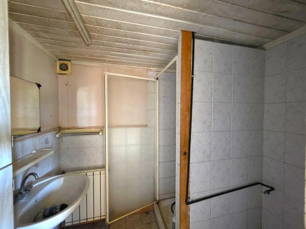 Dans un petit hmaeau : Maison de campagne avec dépendances, à rénover entièrement !