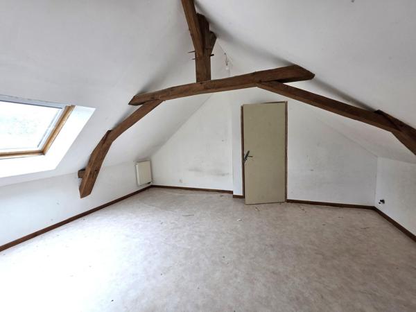 Dans un petit hmaeau : Maison de campagne avec dépendances, à rénover entièrement !