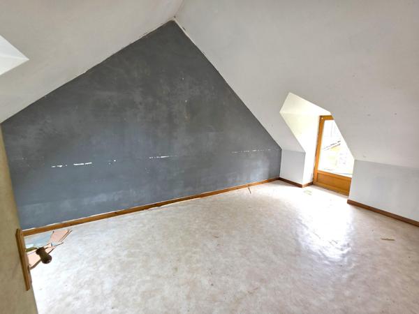 Dans un petit hmaeau : Maison de campagne avec dépendances, à rénover entièrement !