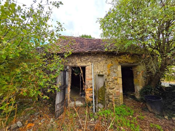 Dans un petit hmaeau : Maison de campagne avec dépendances, à rénover entièrement !