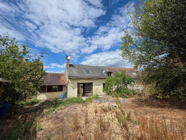 Dans un petit hmaeau : Maison de campagne avec dépendances, à rénover entièrement !