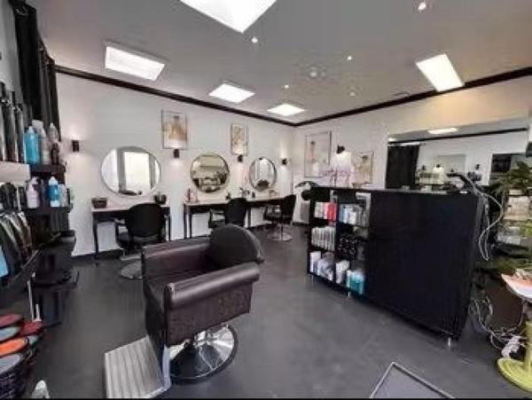 Salon de coiffure lumineux et fonctionnel