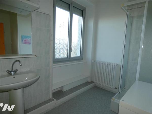 PLONEVEZ DU FAOU- Grande maison, proche du bourg