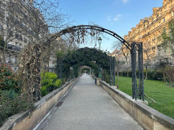PARIS 17EME Pereire-Ternes - 2 pièces - Ascenseur - Calme - sans vis à vis - Cave -