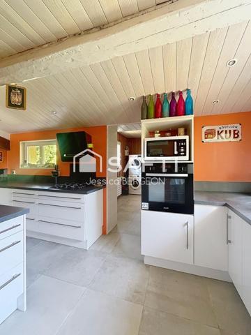 Maison avec dépendance au calme entouré de verdure