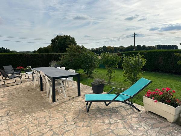 Beau pavillon familial avec appartement T2 situé à Coulonges Les Sablons