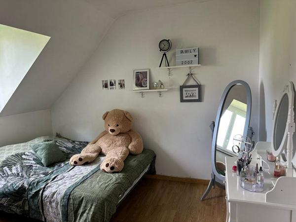 Beau pavillon familial avec appartement T2 situé à Coulonges Les Sablons