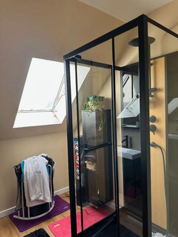 Beau pavillon familial avec appartement T2 situé à Coulonges Les Sablons