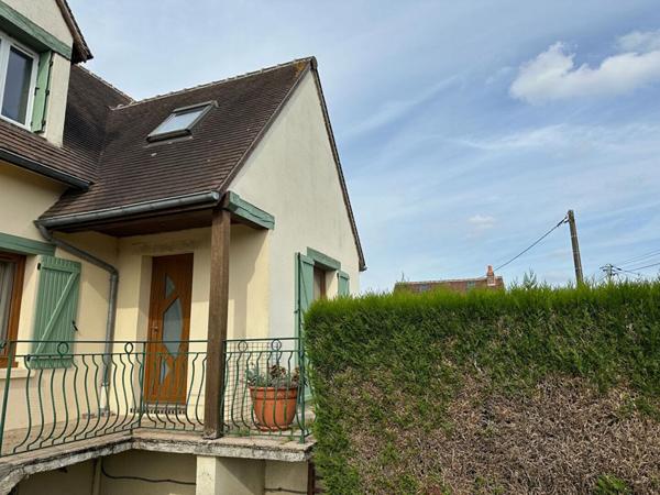 Beau pavillon familial avec appartement T2 situé à Coulonges Les Sablons