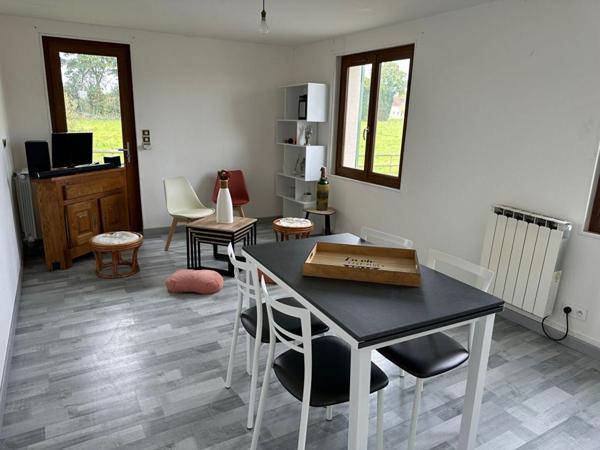Beau pavillon familial avec appartement T2 situé à Coulonges Les Sablons