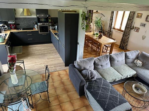 Beau pavillon familial avec appartement T2 situé à Coulonges Les Sablons