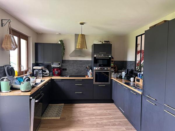 Beau pavillon familial avec appartement T2 situé à Coulonges Les Sablons