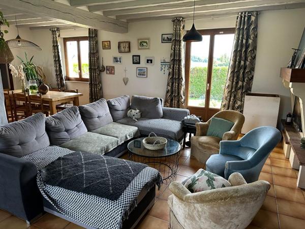 Beau pavillon familial avec appartement T2 situé à Coulonges Les Sablons