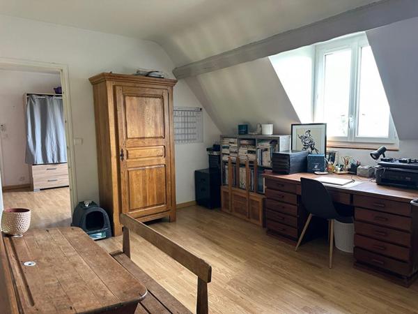 Beau pavillon familial avec appartement T2 situé à Coulonges Les Sablons