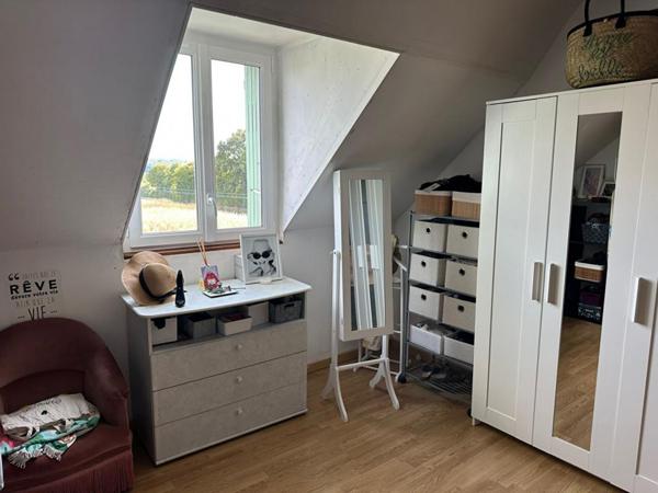 Beau pavillon familial avec appartement T2 situé à Coulonges Les Sablons