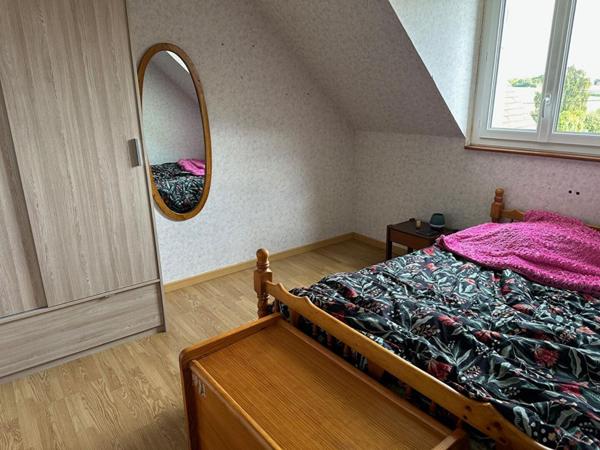 Beau pavillon familial avec appartement T2 situé à Coulonges Les Sablons