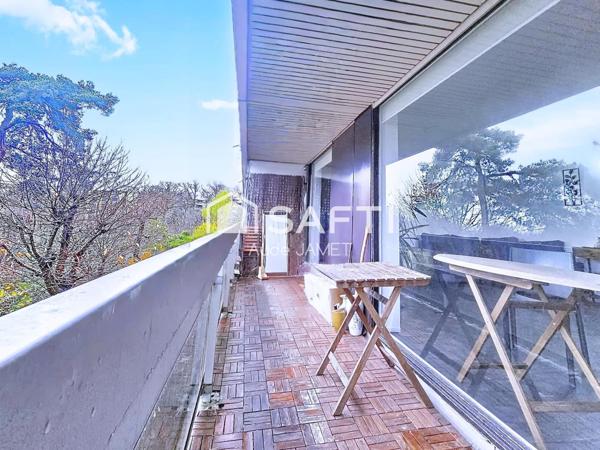 Entièrement refait, avec double balcon-terrasse