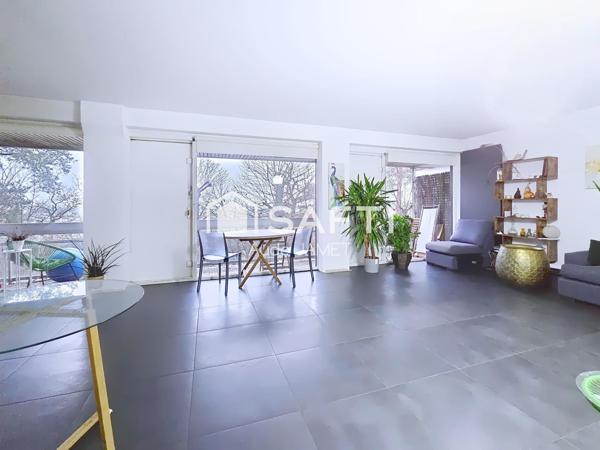 Entièrement refait, avec double balcon-terrasse